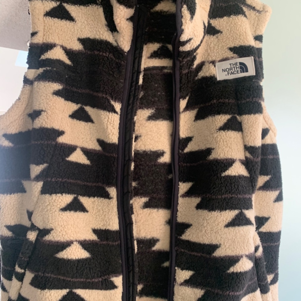The North Face Campshire Sherpa Fleece Vest size XL, Peyote Beige / Aztec